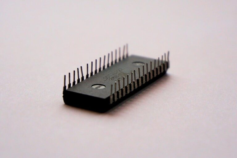AI Surge Sparks Race for Light-Powered Chip Networks